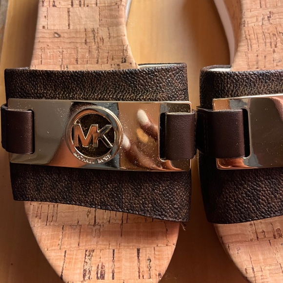 Size 8.5 Micheal Kors Sandal , Gold MK signature on the front - Picture 4 of 5
